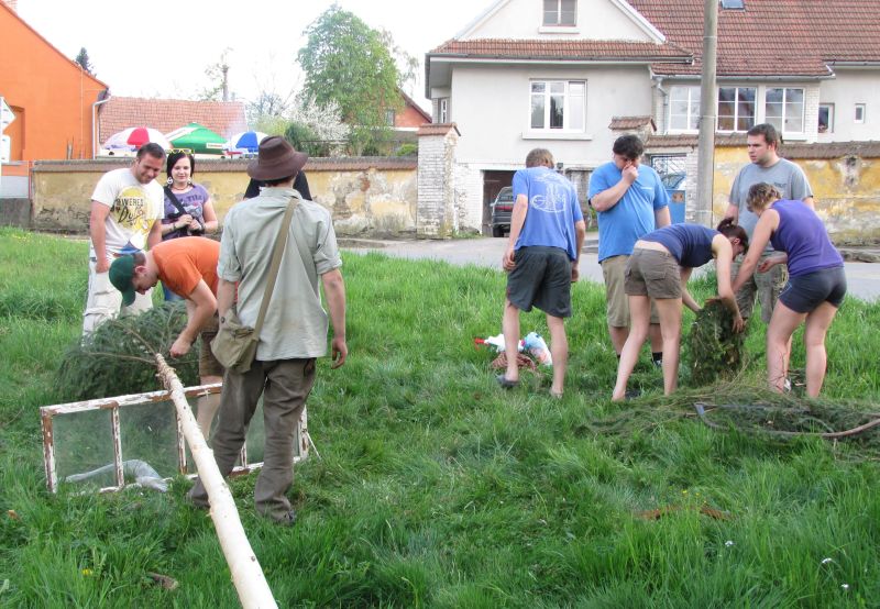 Práce na májce. Víly vily věnec.