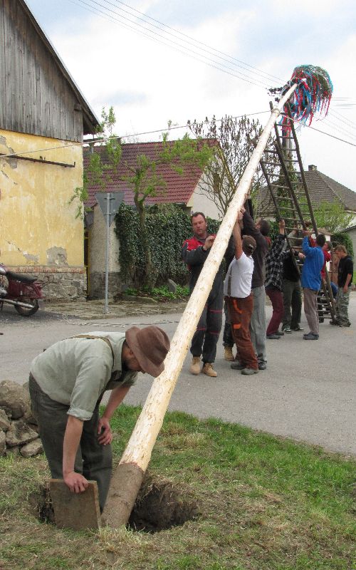 Už se to zvedá - každá ruka je dobrá.